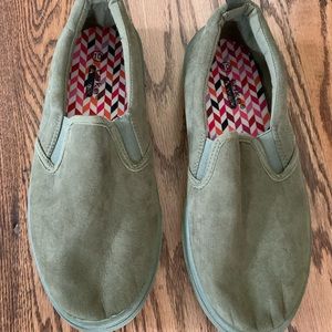 Men’s comfortable canvas slip on shoes